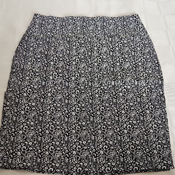 Suzy Shier Black and White Pencil Skirt Knee-Length Work - Picture 13 of 16